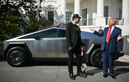 El presidente de Estados Unidos, Donald Trump, y el director ejecutivo de Tesla, Elon Musk, hablan con la prensa junto a un Tesla Cybertruck en el pórtico sur de la Casa Blanca