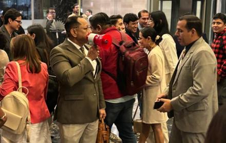 El asambleísta del correísmo Ronal González llegó al hall del Legislativo con un megáfono.