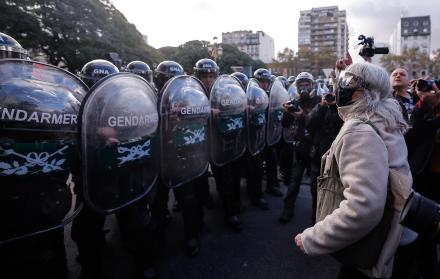 Una mujer participa en una marcha este miércoles, frente al Congreso en Buenos Aires (Argentina).