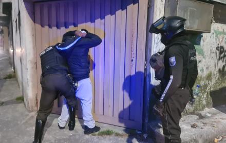 Las detenciones e incautación de los autos robados se dieron durante un operativo de la Policía en Tumbaco y Nayón, valles de Quito.