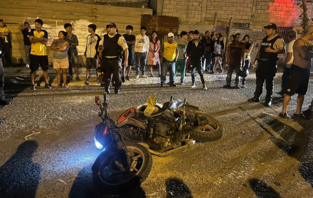 Lugar donde sicarios abrieron fuego con fusiles en Machala, causando la muerte de un árbitro y otro hombre perseguido en motocicleta.