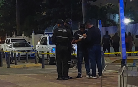 Policía acordona el área donde un hombre fue asesinado a tiros en el malecón de La Libertad, Santa Elena.