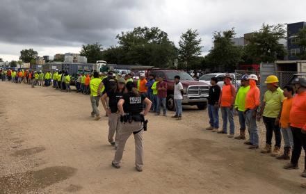 integrantes de la policía federal durante el arresto de más de 100 inmigrantes indocumentados en un sitio de construcción en Tallahassee, Florida