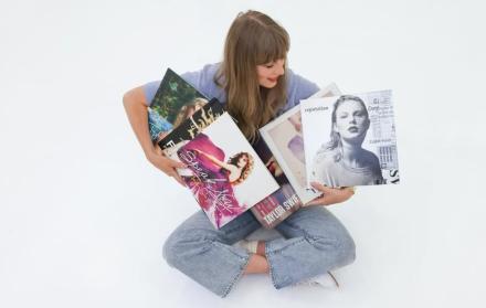 Taylor Swift con todos sus discos.