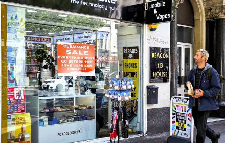 Reino Unido restringe la venta de vapeadores