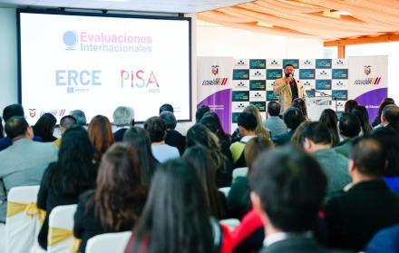 Más de 30.000 estudiantes ecuatorianos rinden las pruebas internacionales PISA y ERCE 2025 para evaluar su aprendizaje en áreas clave como Matemáticas, Lectura y Ciencias.