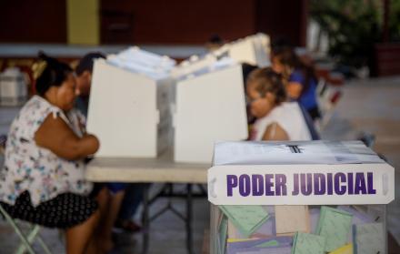 Personas votan en Mexico