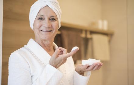 Consejos para ducharse después de los 65: Evita sequedad y protege tu piel