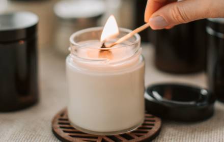 Referencial. Uso de velas por los cortes de luz.