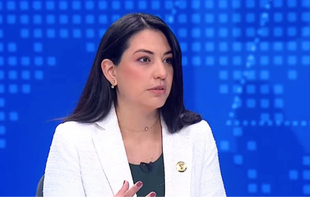 La ministra de Economía, Sariha Moya, explicó que el Gobierno evalúa una posible reforma tributaria y medidas para garantizar ingresos sostenibles frente al déficit fiscal.