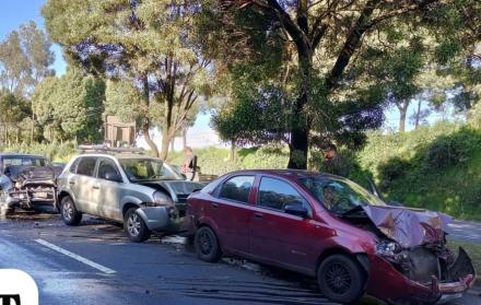 Los vehículos impactados quedaron detenidos en uno de los carriles de la avenida Simón Bolívar, tras el choque múltiple en el sector San Martín.