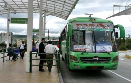 Algunas de las unidades que ofrecen el servicio de transporte entre Quito y el aeropuerto salen desde la estación de la av. Río Coca y el terminal de Carcelén.