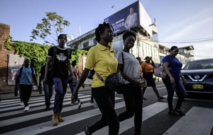 La gente usa un cruce peatonal en Paramaribo.
