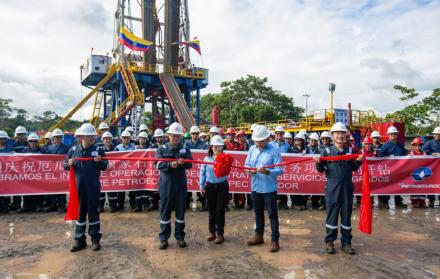 Personal de la empresa Sinopec durante la inauguración de campaña de perforación.