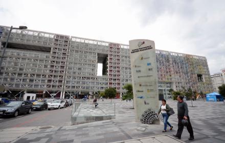 Fachada de la plataforma financiera, en Quito
