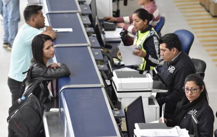 Los usuarios expresan su malestar por la falta del sistema para concluir con el trámite de matriculación vehicular en Quito.
