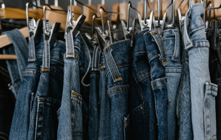 Los jeans ajustados y de corte recto marcan el regreso del denim clásico que conquista las calles de Europa en 2025.
