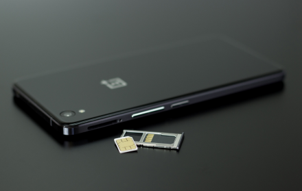 El SIM swapping es un tipo de fraude que permite a los delincuentes tomar el control de una línea celular y acceder a información personal y financiera.