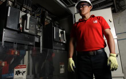 Un trabajador monitorea una planta energética