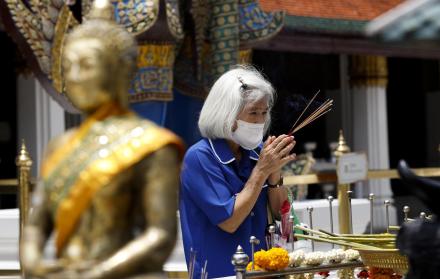 Una mujer en una visita a un sitio budista en Bangkok, Tailandia.