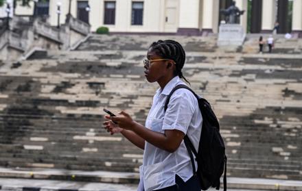 Un estudiante usa su teléfono móvil en La Habana el 4 de junio de 2025.