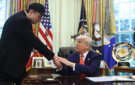 Donald Trump (d) y Elon Musk, dándose la mano durante una conferencia de prensa en la Oficina Oval de la Casa Blanca en Washington (EE.UU.).