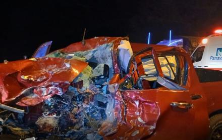 El fatal accidente dejó una persona fallecida y dos heridas, luego de que una camioneta y un camión chocaron en la av. Panamericana Norte.