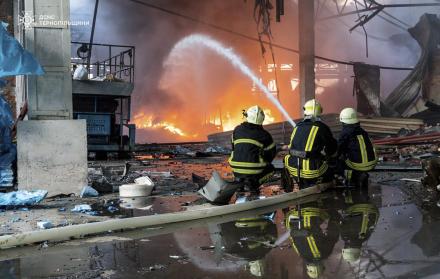 Rescatistas trabajan en el lugar de una instalación industrial afectada por un ataque nocturno en Ternopil, Ucrania.