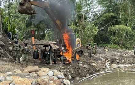 El tenso encuentro entre militares ecuatorianos y 210 guerrilleros colombianos