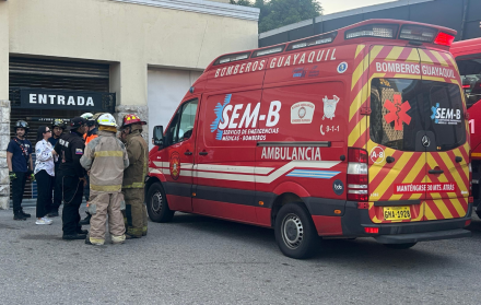 Ambulancia atendiendo la emergencia en el centro comercial.