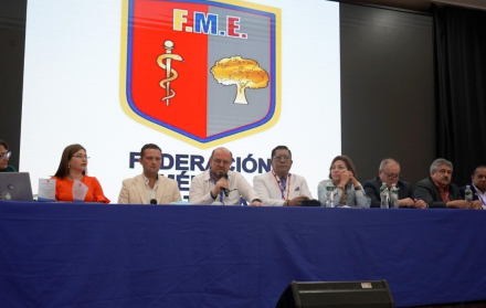 Santiago Carrasco (en el centro) es el nuevo presidente de la Federación Médica Ecuatoriana.