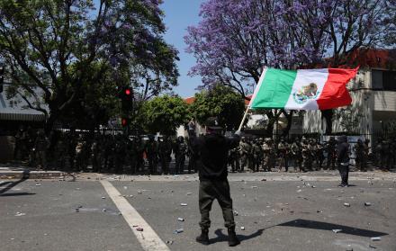Protesters and federa
