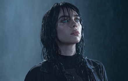 Billie Eilish continúa marcando tendencia dentro y fuera del escenario.