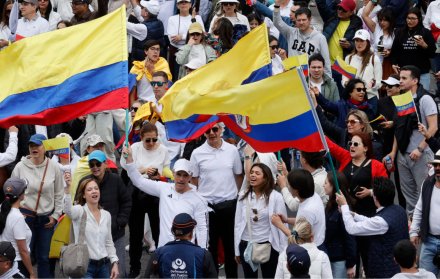Personas participan en una caminata por la paz y en apoyo al senador Miguel Uribe.