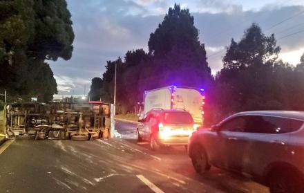 El camión accidentado quedó detenido sobre dos carriles de la avenida Simón Bolívar, en el sector del parque Metropolitano del Sur.