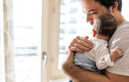 Cada vez más padres se involucran activamente en la crianza de sus hijos, rompiendo viejos estereotipos.