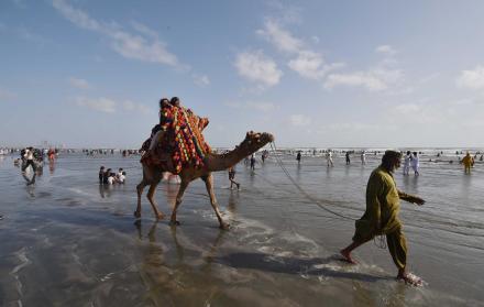 La gente se refresca en el Mar Arábigo durante el clima cálido en el tercer día de la festividad del Eid al-Adha en Karachi, Pakistán, el 9 de junio de 2025.