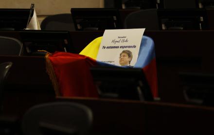Fotografía de la curúl del senador Miguel Uribe Turbay cubierta con la bandera de Colombia este lunes, en Bogotá (Colombia).
