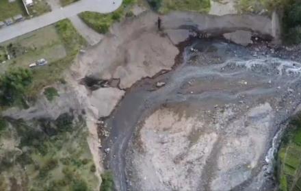 Tras el derrumbe en un talud del río Monjas, los escombros quedaron al lado del cauce, al pie de una urbanización.