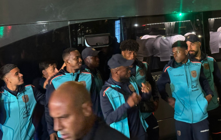 Enner Valencia, capitán de la selección ecuatoriana, saluda a los hinchas que ovacionaron a la Tricolor en Lima.