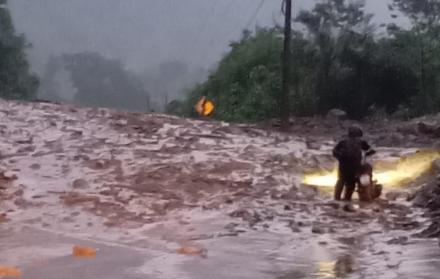 El derrumbe en la vía a Lago Agrio obligó a suspender la circulación vehicular en esa carretera de Sucumbíos.