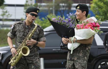 RM y V, miembros de BTS, terminan el servicio militar obligario en Corea del Sur.