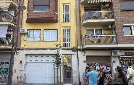 Varios periodistas aguardan ante la casa del exministro y diputado por Valencia José Luis Ábalos.
