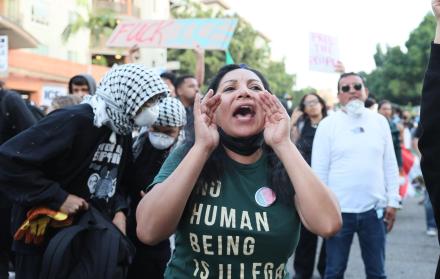 Manifestantes se enfrentan a la policía en Los Ángeles, California, EE.UU., el 9 de junio de 2025.