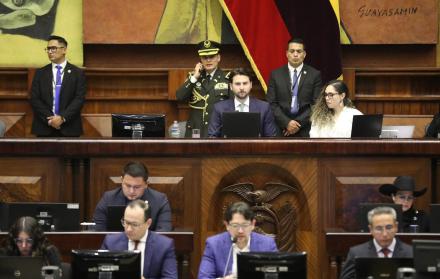 La Asamblea presidida por Niels Olsen.