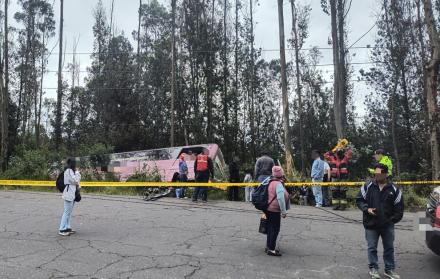 El bus se chocó contra un poste de la avenida Simón Bolívar y se volcó a un costado de la vía, a la altura de la curva de Santa Rosa.