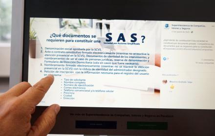 Una persona revisa los requisitos de las Sociedades por Acciones Simplificadas (SAS).