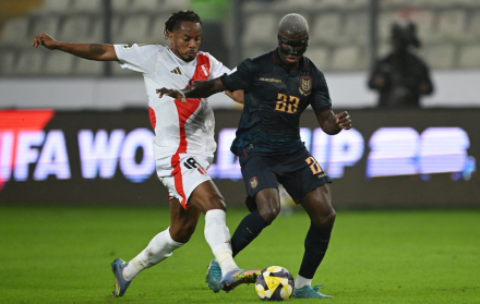 Moisés Caicedo destacó con recuperaciones clave en el mediocampo, aportando equilibrio entre defensa y ataque durante el partido contra Perú.