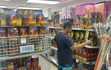 Un hombre observa precios de productos como juegos pirotécnicos.