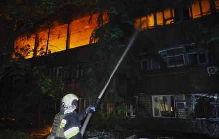 Los bomberos trabajan en el lugar de un ataque con drones en Járkov, en el noreste de Ucrania, el 11 de junio de 2025.